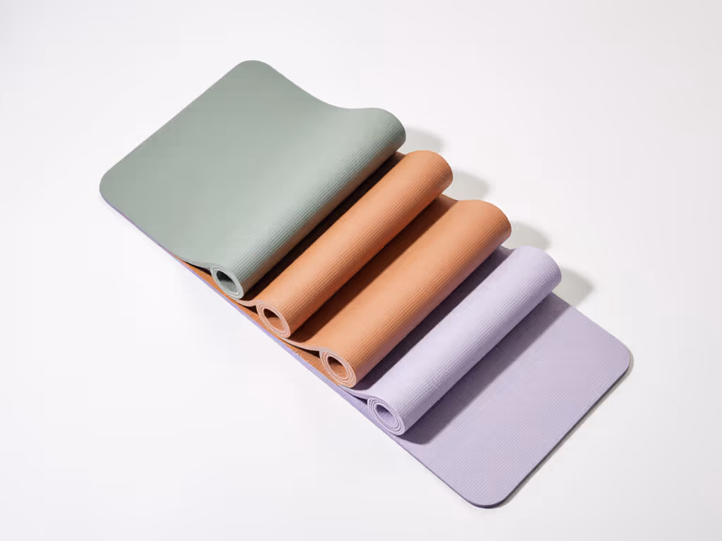 overhead_view_of_yoga_mat_thickness_comparison_showing_4mm_vs_6mm_vs_8mm_profiles